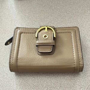 A coach 1/2 size wallet it’s in excellent used condition